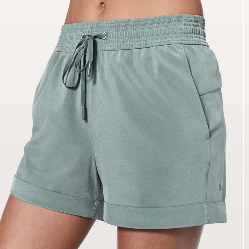 LULULEMON Spring Break Away Short *4-way Stretch 3" Sz 10 in Juniper